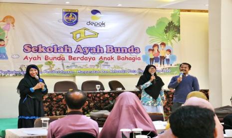 Dinas Perlindungan Anak, Pemberdayaan Masyarakat dan Keluarga (DPAPMK) Kota Depok kembali menggelar Sekolah Ayah Bunda 2020 dengan tema Ayah Bunda Berdaya Anak Bahagia di Wisma Hijau, Kecamatan Cimanggis, Kota Depok, Sabtu (7/3). Kegiatan secara resmi dibuka Asisten Pemerintahan dan Kesejahteraan Sosial Kota Depok, Sri Utomo.