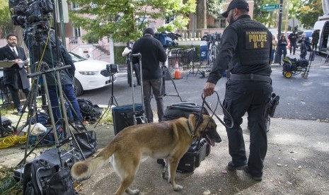  Dinas Rahasia Amerika Serikat menggunakan anjingnya untuk menyisir pos pemeriksaan di dekat rumah Presiden Barack Obama, di Washington, Rabu (24/10) . Dinas Rahasia AS mengatakan agen-agen telah mencegat paket-paket berisi 