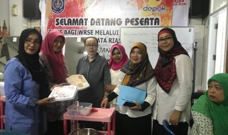 Dinas Sosial (Dinsos) Kota Depok memberikan pelatihan kerajinan tangan ke para Lanjut Usia (Lansia) yang digelar di Lembaga Kursus dan Pelatihan Putri Ayu, selama tiga hari, 12-14 Februari 2020.