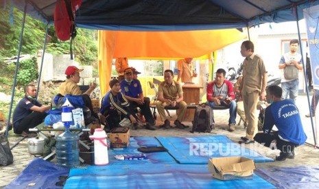 Dinas Sosial NTB mendirikan posko pendataan pengungsi erupsi Gunung Agung di Pelabuhan Lembar, Kabupaten Lombok Barat, NTB. 