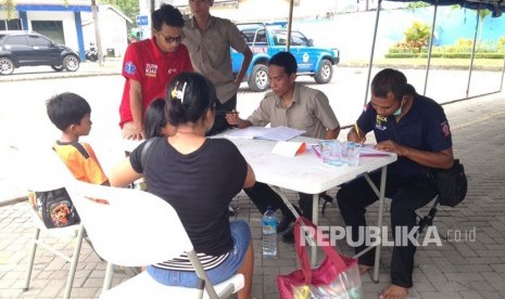 Dinas Sosial NTB mendirikan posko pendataan pengungsi erupsi Gunung Agung di Pelabuhan Lembar, Kabupaten Lombok Barat, NTB. 