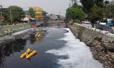 Dinas Sumber Daya Air (SDA) melakukan Areasi untuk meningkatkan kadar oksigen di dalam air kali Sentiong, Rabu (1/8). 