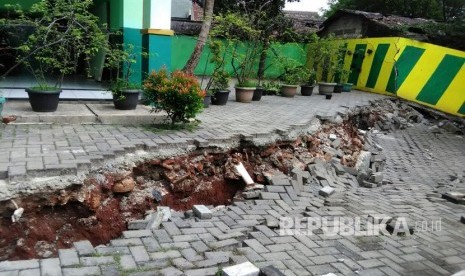 Dinding tembok dan sebagian halaman SDN Pekayon Jaya VI, Bekasi Selatan ambles terkikis luapan Kali Bekasi.