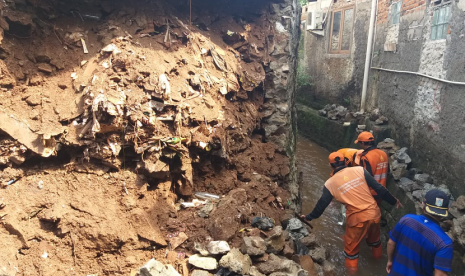 Dinding turap di Jalan H Miran RT 12/RW 06, Kelurahan Cilandak Barat Kecamatan Cilandak, Jakarta Selatan longsor pada Selasa (4/12) sore.