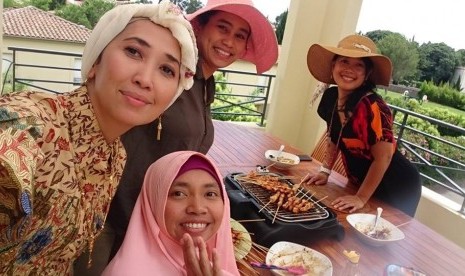 Dini Kusmana Massabuau (paling kanan), bersama teman-teman di Prancis.