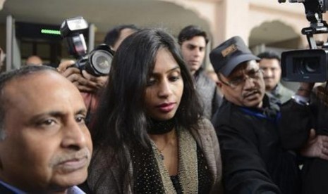  Diplomat India Devyani Khobragade (tengah) meninggalkan guest house Maharashtra Sadan bersama ayahnya Uttam Khobraged (kiri) untuk bertemu Menteri Luar Negeri India, Salman Khursid, di New Delhi, 11 Januari 2014