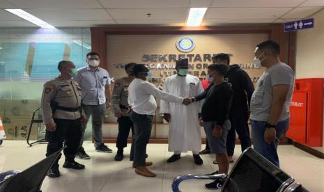 Diplomat Nigeria dan petugas Imigrasi Jakarta Selatan saling bermaafan.