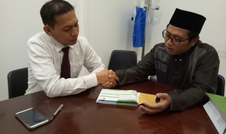 Diplomat RI di Italia tengah berzakat. 