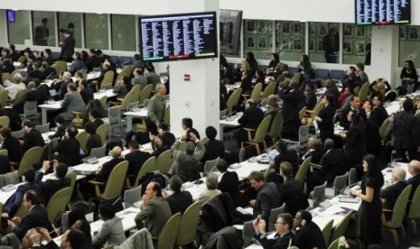 Diplomats watch electronic monitors showing a vote count, as the UN General Assembly voted and approved a draft resolution on the territorial integrity of the Ukraine at the UN headquarters in New York March 27, 2014.