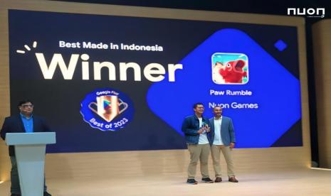 Director APAC P&E Marketing Google, Srikant Nayak (paling kanan) menyerahkan penghargaan “Best Made in Indonesia” kepada gim Paw Rumble yang diterima oleh SPV Game Publishing Nuon, Christoper Andrew Kemur (tengah) disaksikan Google Play Policy Experience Manager, Sid Tiwari (paling kiri) dalam ajang Google Play Best of 2023 di Singapura, beberapa waktu lalu.