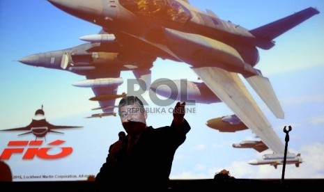 Director Business Development F-16 Lockheed martin Randy Howard menjelaskan Simulator F-16 milik Lockheed Martin di Jakarta, Rabu (7/10). 