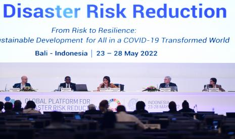 Director General for Displacement, Crisis Prevention and Civil Society, Federal Ministry for Economic Cooperation and Development Jerman Jochen Steinhilber (kiri), Special Adviser to the UN Secretary-General on Climate Action and Assistant Secretary-General for the Climate Action Team, Executive Office of the Secretary-General United Nations Selwin Hart (kedua kiri), Director Australian National University, Institute for Climate, Energy and Disaster Solutions Mark Howden (kedua kanan) dan President Costa Rican Youth and Climate Change Network Natalia Gómez Solano menjadi pembicara dengan moderator jurnalis independen Andini Effendi (tengah) pada sesi panel Global Platform for Disaster Risk Reduction (GPDRR) 2022 di Nusa Dua, Bali, Rabu (25/5/2022). Sesi tersebut mengangkat tema Strengthening Disaster and Climate Risk Governance at National and Local Levels for Accelerated Progress on SDGs. 