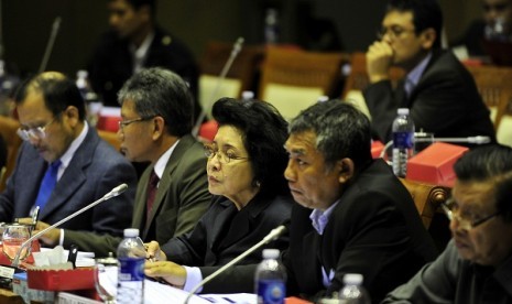 Director general of oil and gas at the Ministry if Energy and Mineral Resources, Evita H Legowo (center) during a hearing session with the House in Jakarta.   