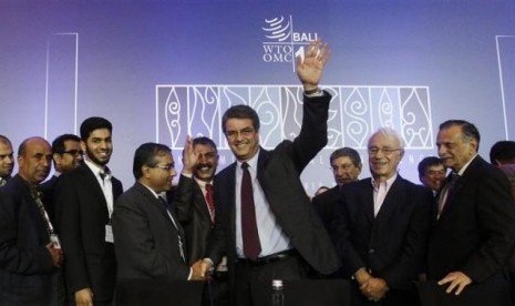 Director-General Roberto Azevedo gestures as he is congratulated by delegates after the closing ceremony of the ninth World Trade Organization (WTO) Ministerial Conference in Nusa Dua, on the Indonesian resort island of Bali December 7, 2013.