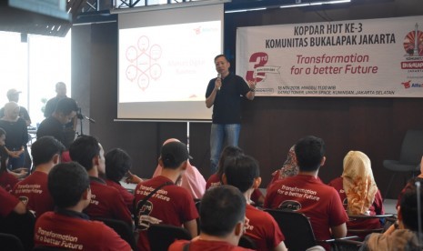 Director of International Business and Technology Alfamart, Bambang Setjawan Djojo, memberikan paparan pada Kopdar HUT Ke-3 Komunitas Bukalapak Jakarta, di Kuningan, Jakarta, Ahad (18/11).