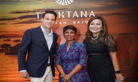 Director of Operations, Peter Paul Kleiss, General Manager, Sabreena Jacob, dan Director of Sales & Marketing, Made Parwati, dalam press preview Ta’aktana Luxury Collection Resort & Spa Labuan Bajo di The St Regis Jakarta, Jumat (12/1/2024). 