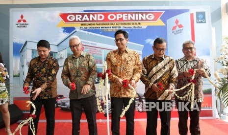 Director of Sales & Marketing Division PT MMKSI, Irwan Kuncoro (tengah) bersama President Director SKM Group Suhardi Chandra (kedua dari kiri) dan Head of Sales and Marketing Group MMKSI, Imam Choeru Cahya (kedua dari kanan) saat peresmian diler mobil penumpang ke-118 di Serang, Banten, Selasa (17/7).