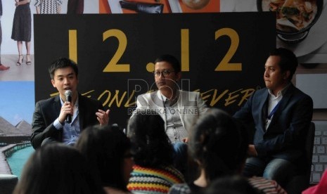 Director ZALORA Indonesia, Anthony Fung (kiri) serta Commersial Director AirAsia Indonesia, Andy Adrian (tengah) dan Co Founder and CTO Tiket.com, Natali Ardrianto (kanan) menjadi pembicara saat peluncuran 12.12 On Line Fever di Jakarta, Selasa (10/11). 