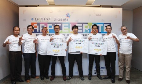 Direksi Aplikanusa Lintasarta, pengurus LPIK ITB dan para start up pemenang Lintasarta Appcelerete berfoto bersama di Jakarta, Senin (28/11/2016).