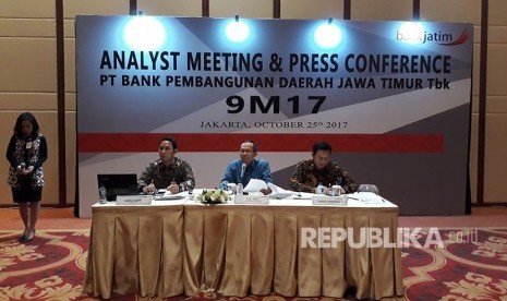 Direksi Bank Jatim melaksanakan konferensi pers Paparan Kinerja Kuartal III 2017 di Ritz Carlton Pasific Place Jakarta, Rabu (25/10).