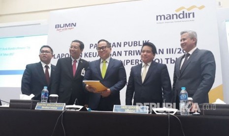 Direksi Bank Mandiri melaksanakan konferensi pers Paparan Kinerja Kuartal III 2017 di Plaza Mandiri, Jakarta, Selasa (24/10). 