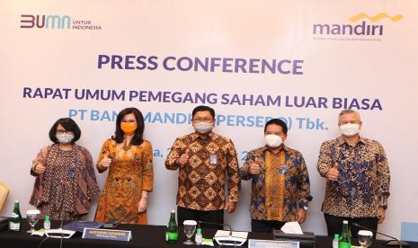 Direksi Baru Bank Mandiri (dari kiri ke kanan): Direktur Corporate Banking Bank Mandiri Susana Indah K Indriati, Wadirut Alexandra Askandar, Dirut Bank Mandiri Darmawan Junaidi, mantan Plt Dirut Hery Gunardi dan Direktur Hubungan Kelembagaan terpilih Rohan Hafas berbincang disela-sela press conference virtual hasil RUPS LB Bank Mandiri di Jakarta, Rabu (21/10). 