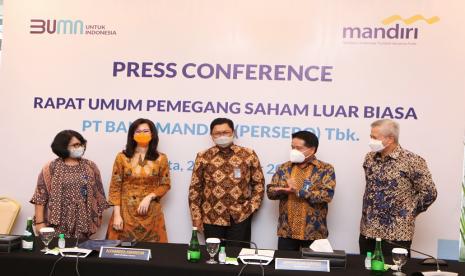 Direksi Baru Bank Mandiri  (dari kiri ke kanan): Direktur Corporate Banking Bank Mandiri terpilih Susana Indah K Indriati, Wadirut terpilih Alexandra Askandar, Dirut Bank Mandiri Terpilih Darmawan Junaidi, mantan Plt. Dirut Hery Gunardi dan Direktur Hubungan Kelembagaan terpilih Rohan Hafas berbincang disela-sela press conference virtual hasil RUPS LB Bank Mandiri di Jakarta, Rabu (21/10). 