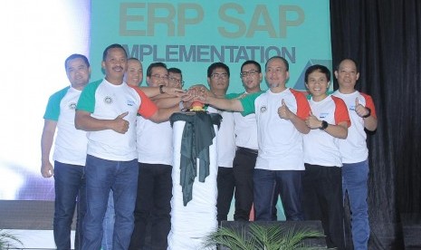 Direksi bersama manajemen PT Semen Baturaja atau SMBR Tbk menekan tombol tanda peresemian implementasi sistem Enterprise Resource Planning (ERP) terdepan berbasis System Application and Product In Data Processing (SAP) yang dipusatkan di unit pabrik semen di Baturaja, Kabupaten Ogan Komering Ulu (OKU), Sumatera Selatan (Sumsel). /