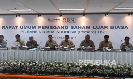 Direksi BNI melaksanakan konferensi pers Rapat Umum Pemegang Saham Luar Biasa (RUPSLB) di kantor pusat BNI, Jakarta, Kamis (2/11). RUPSLB tersebut menetapkan Dekan FEB Universitas Indonesia Ari Kuncoro sebagai Komisaris Utama BNI. 