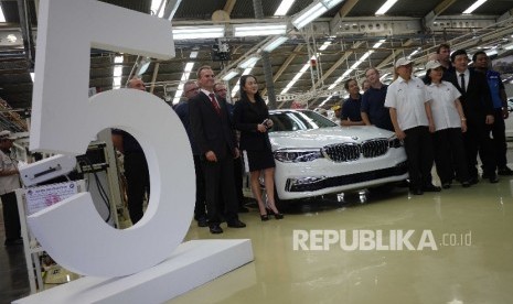 Direksi dan staff berfoto di fasilitas perakitan BMW Seri 5 PT Gaya Motor Indonesia di Sunter, Jakarta.