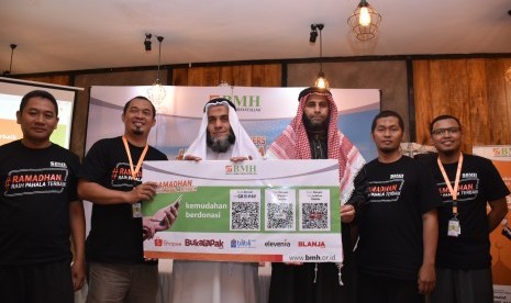 Direksi Laznas Baitul Maal Hidayatullah (BMH) bersama dengan dua imam sekaligus penceramah dari Palestina.