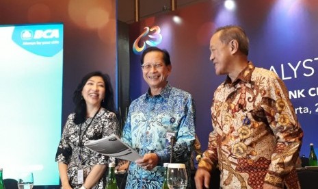 Direksi PT Bank Central Asia (BCA) Tbk berbincang usai pemaparan laporan keuangan tahun 2019, Kamis (20/2).