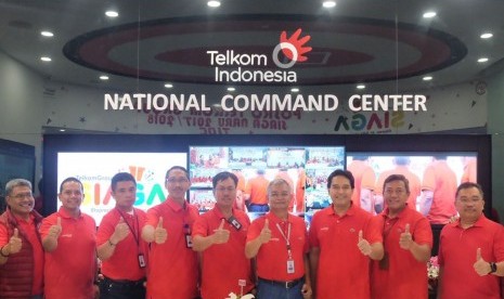 Direksi TelkomGroup saat meninjau trafik komunikasi TelkomGroup di salah satu posko network operation untuk memastikan kestabilan kualitas layanan telekomunikasi pelanggan dan masyarakat menjelang malam pergantian tahun 2018, Ahad (31/12).