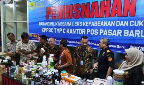 Direktorat Jenderal Bea dan Cukai Kementerian Keuangan melalui Kantor Pengawasan dan Pelayanan Bea dan Cukai TMP C Pasar Baru memusnahkan barang milik negara (BMN) eks kepabeanan dan cukai senilai Rp 204 juta di Jakarta, Jumat (9/8). 