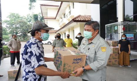 Direktorat Jenderal Hortikultura Kementerian Pertanian memberikan ratusan paket sembako kepada masyarakat sekitar. Bantuan diberikan untuk meringankan beban warga yang notabene terkena dampak Covid-19.