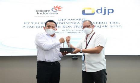 Direktorat Jenderal Pajak memberikan apresiasi kepada PT Telkom Indonesia (Persero) Tbk (Telkom) atas sinergi dan kontribusi pajak di tahun 2020. Penghargaan ini diserahkan langsung oleh Kepala KPP Wajib Pajak Besar Empat, Budi Prasetya kepada Direktur Keuangan Telkom, Heri Supriadi di Telkom Landmark Tower (15/3). 