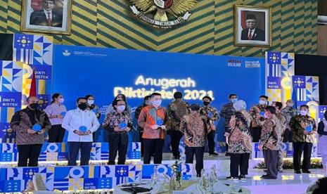 Direktorat Jenderal Pendidikan Tinggi, Riset, dan Teknologi dalam ajang Anugerah Diktiristek 2021 menganugerahkan Blibli Best Mentoring Partner Program Magang Kampus Merdeka Batch 1. Penghargaan tersebut  diberikan atas keberhasilan Blibli dalam mengembangkan potensi pengembangan diri yang berkelanjutan dan saling menguntungkan bagi para mentor dan mahasiswa magang. 