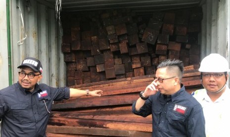 Direktorat Jenderal Penegakan Hukum Kementerian Lingkungan Hidup dan Kehutanan (KLHK) bekerja sama dengan Balai Gakkum LHK wilayah Jabalnusa, didukung Koarmada II, melakukan operasi dan mengamankan 40 kontainer kayu diduga ilegal. Kayu tersebut berasal dari Kabupaten Papua Barat dan dikirim ke Surabaya menggunakan jasa PT. Salam Pacific Indonesia Lines (SPIL).