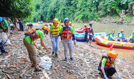 Direktorat Jenderal Pengendalian Pencemaran dan Kerusakan Lingkungan (Ditjen PPKL), Kementerian Lingkungan Hidup dan Kehutanan (KLHK) Sigit Reliantoro melaksanakan Aksi Susur Sungai dan Gerakan Bersih Sungai Ciliwung yang melibatkan komunitas masyarakat, pemuda, dan dunia usaha. Aksi susur sungai dan bersih sungai menempuh jarak sejauh 5 KM dengan mengambil titik awal di Jembatan Panus, Kecamatan Pancoran Mas dan titik akhir di Kopi Ciliwung Kecamatan Beji, Depok.