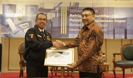 Direktorat Jenderal Pengendalian Perubahan Iklim (Ditjen PPI), Kementerian Lingkungan Hidup dan Kehutanan (KLHK) melakukan serah terima alat pendeteksi kandungan refrigerant (refrigerant identifier) kepada Bea Cukai, Senin (18/11). 