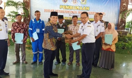 Direktorat Jenderal Perhubungan Laut kembali menyerahkan sertifiikat pengukuran kapal dibawah GT 7 atau Pas Kecil kepada masyarakat nelayan di pelabuhan-pelabuhan di wilayah Madura khususnya dikabupaten Pamekasan Jawa Timur, Kamis (23/5).