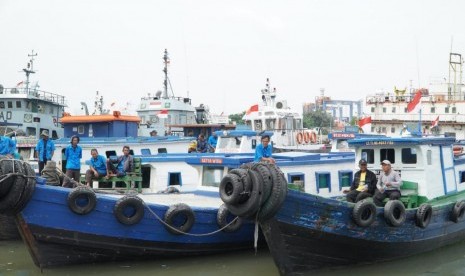 Keberadaan kapal service boat dibutuhkan sebagai penunjang kegiatan operasional di perairan Pelabuhan Tanjung Priok, Jakarta Utara.