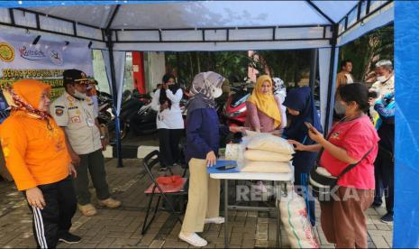 Direktorat Jenderal Tanamam Pangan bekerjasama dengan Koerasi Maju Mandiri Terpercaya dan Pasar Mitra Tani/Toko Tani Indonesia Center (TTIC) untuk memasarkan beras produksi petani dengan Harga Terjangkau. Penjualan beras ini di 6 lokasi, tersebar di wilayah Jakarta Timur dan satu lokasi di Jakarta Selatan pada minggu ke tiga Desember 2022, Jumat (16/12/2022).  Foto : Dok Kementan RI