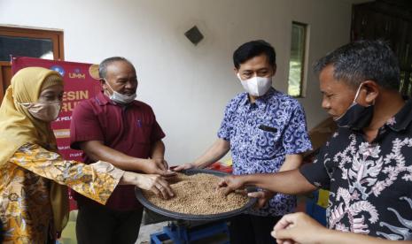 Direktorat Penelitian dan Pengabdian Kepada Masyarakat (DPPM), Universitas Muhammadiyah Malang (UMM) melalui Program Pengembangan Desa Mitra (PPDM) melangsungkan Sosialisasi Pengolahan Pakan Ikan dan Penyerahan Mesin Pelet Pakan Ikan di Parangargo, Wagir, Kabupaten Malang. D