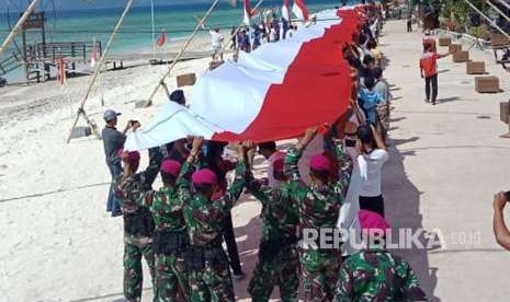 Direktorat Pengamanan Objek Vital Polda NTB bersama TNI, relawan, dan masyarakat menggelar upacara kemerdekaan di Gili Trawangan, Lombok Utara, NTB, Jumat (17/8).