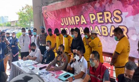 Direktorat Reserse Krimimal Khusus Polda Jabar membongkar kasus penyalahgunaan BBM bersubsidi jenis solar.