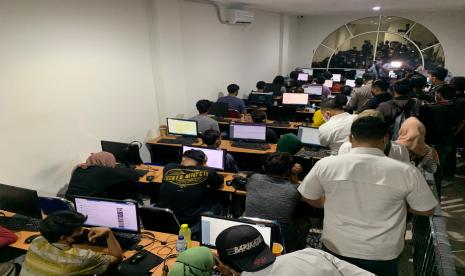 Penggerebekan aktivitas di kantor pinjaman online ilegal.