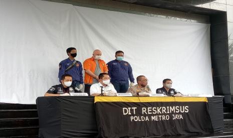 Direktorat Reserse Kriminal Khusus (Ditreskrimsus) Polda Metro Jaya merilis seorang warga negara asing (WNA) asal Amerika Serikat bernama Russ Albert Medlin (RAM) yang diduga merupakan buronan FBI terkait kasus penipuan investasi saham bitcoin.