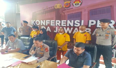 Direktorat Reserse Kriminal Umum (Ditreskrimum) Polda Jawa Barat meringkus tiga orang pelaku sindikat penipuan jual beli online dengan korban di wilayah hukum Polda Jawa Barat, Kamis (18/7/2024). 