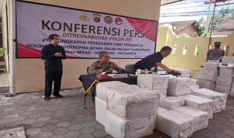 Direktorat Reserse Narkoba Polda DIY merilis pengungkapan kasus jaringan obat berbahaya dan psikotropika, di Polda DIY, Sleman, Selasa (7/3).